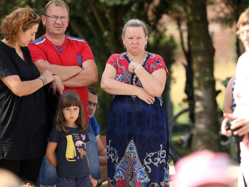 Boisko w Brzegu Głogowskim gotowe! Wójt przywiózł piłki i dostał pamiątkową koszulkę