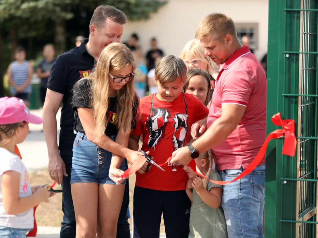 Boisko w Brzegu Głogowskim gotowe! Wójt przywiózł piłki i dostał pamiątkową koszulkę