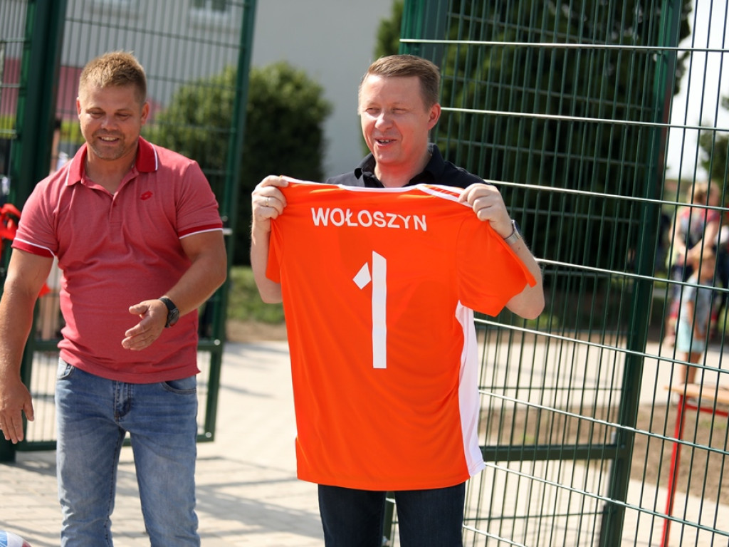 Boisko w Brzegu Głogowskim gotowe! Wójt przywiózł piłki i dostał pamiątkową koszulkę