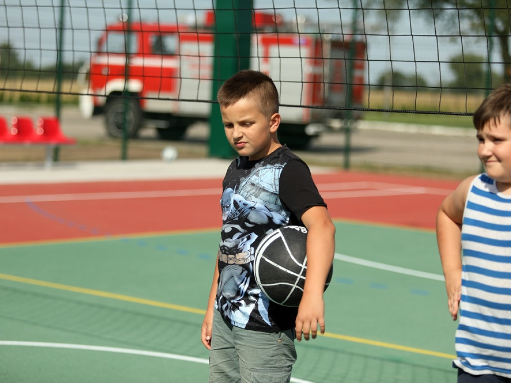 Boisko w Brzegu Głogowskim gotowe! Wójt przywiózł piłki i dostał pamiątkową koszulkę