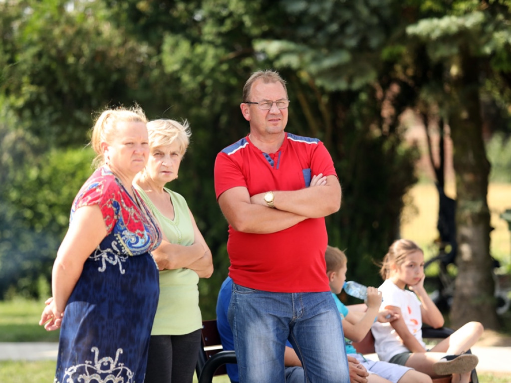 Boisko w Brzegu Głogowskim gotowe! Wójt przywiózł piłki i dostał pamiątkową koszulkę