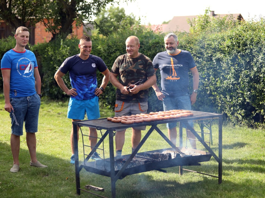 Boisko w Brzegu Głogowskim gotowe! Wójt przywiózł piłki i dostał pamiątkową koszulkę