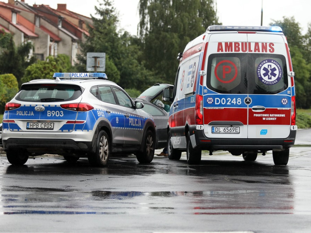Wymusił pierwszeństwo! Dwa auta rozbite, jedna osoba w szpitalu [ZDJĘCIA]