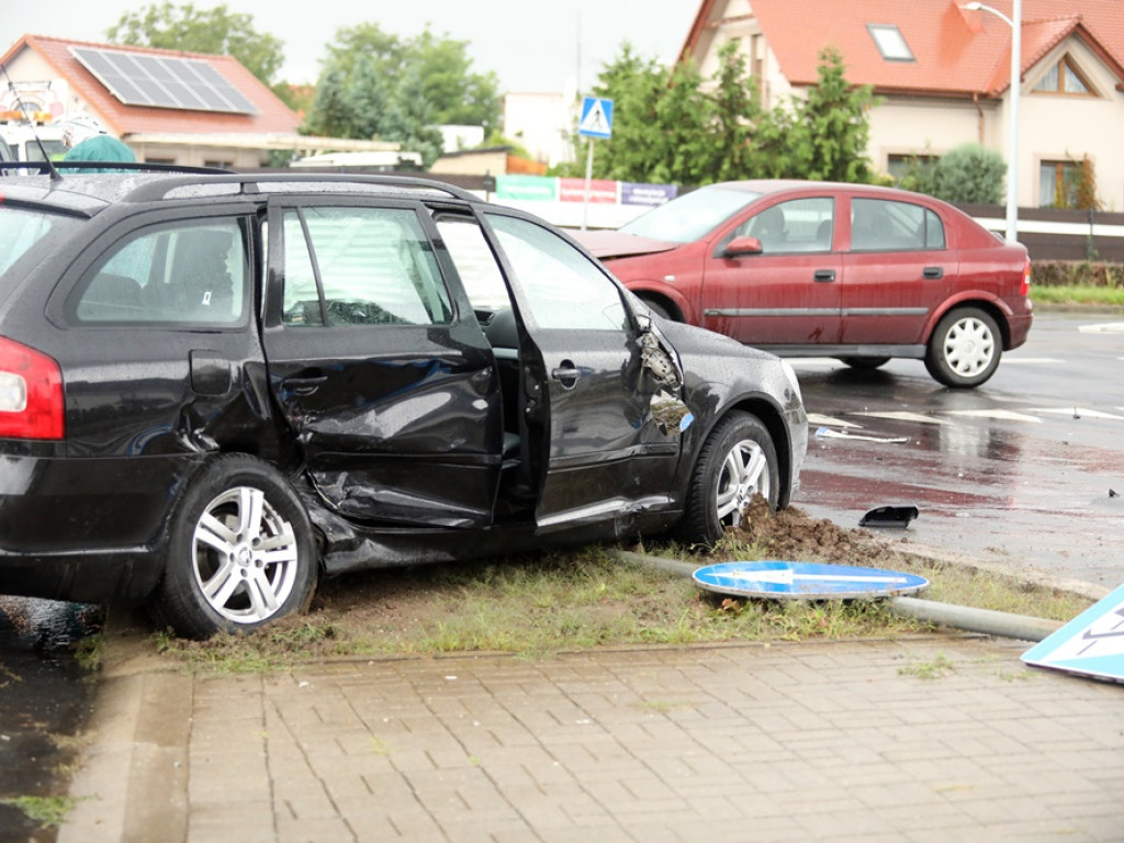 Wymusił pierwszeństwo! Dwa auta rozbite, jedna osoba w szpitalu [ZDJĘCIA]