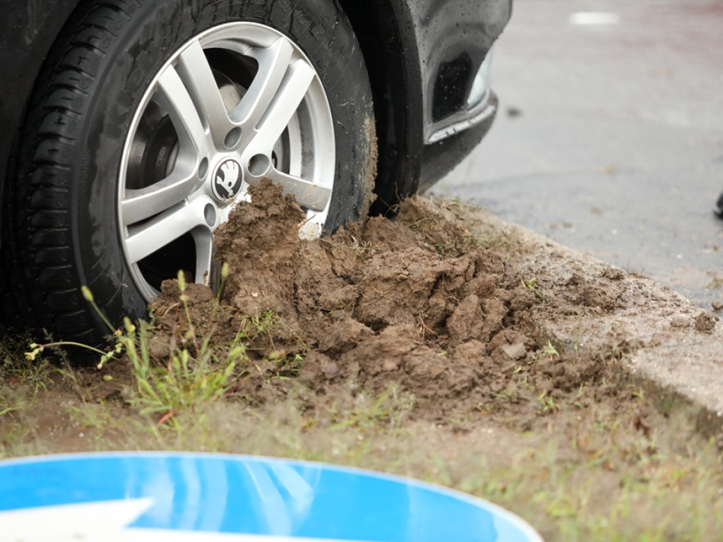 Wymusił pierwszeństwo! Dwa auta rozbite, jedna osoba w szpitalu [ZDJĘCIA]