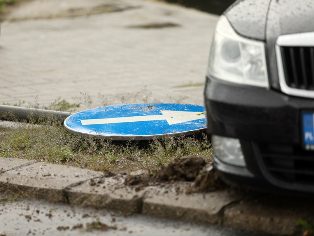 Wymusił pierwszeństwo! Dwa auta rozbite, jedna osoba w szpitalu [ZDJĘCIA]