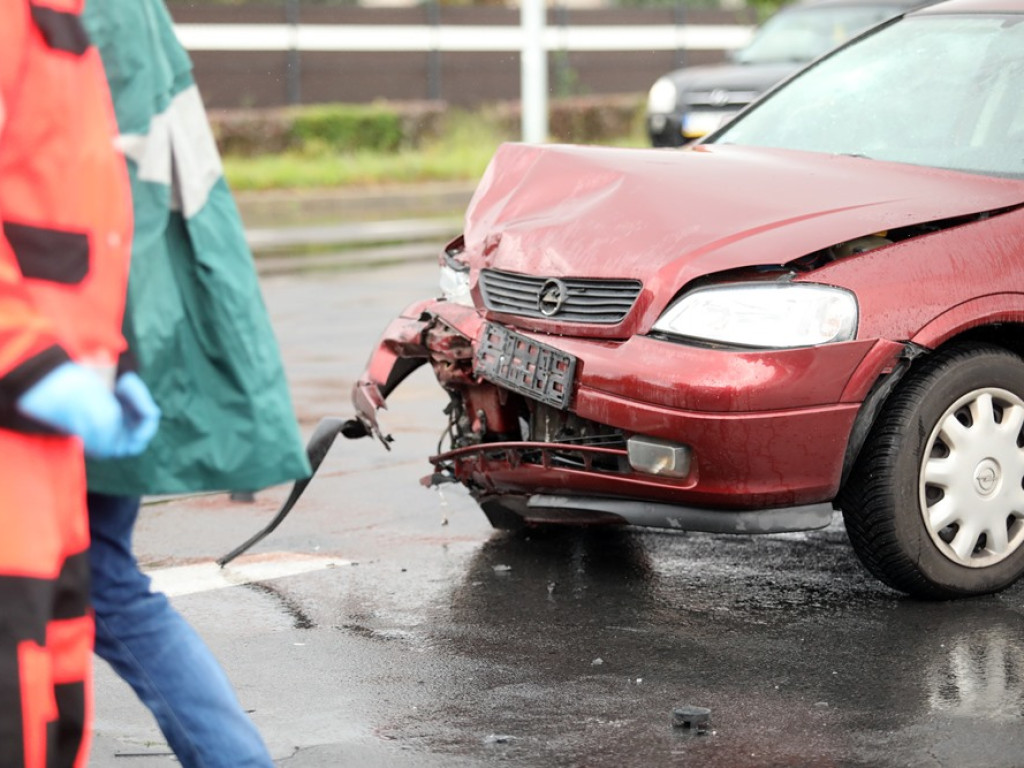 Wymusił pierwszeństwo! Dwa auta rozbite, jedna osoba w szpitalu [ZDJĘCIA]