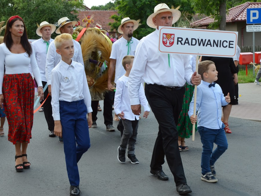 Świętowali zbiórkę plonów. Rolnicy z gminy Radwanice [ZDJĘCIA]