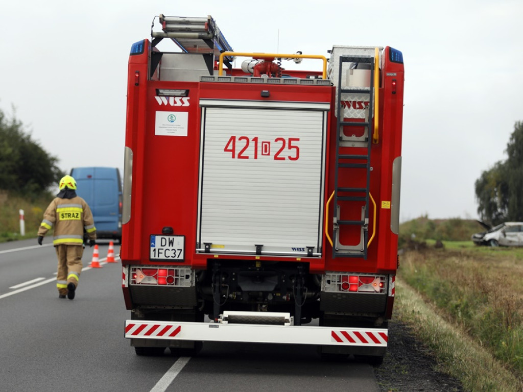 Przysnął za kierownicą. Auto dachowało. Ciężarna kobieta oraz dzieci w szpitalu [ZDJĘCIA]