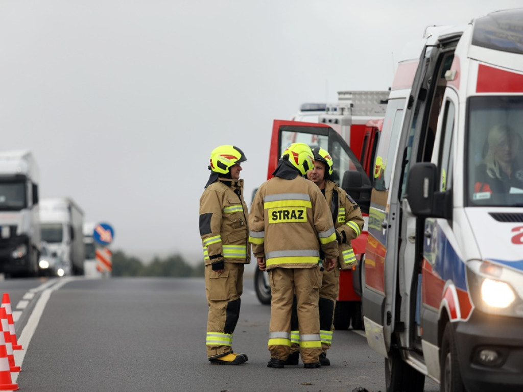 Przysnął za kierownicą. Auto dachowało. Ciężarna kobieta oraz dzieci w szpitalu [ZDJĘCIA]