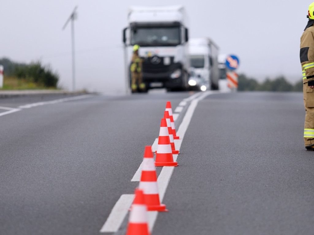 Przysnął za kierownicą. Auto dachowało. Ciężarna kobieta oraz dzieci w szpitalu [ZDJĘCIA]