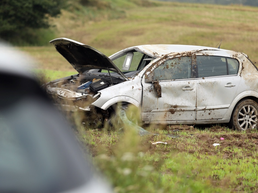 Przysnął za kierownicą. Auto dachowało. Ciężarna kobieta oraz dzieci w szpitalu [ZDJĘCIA]