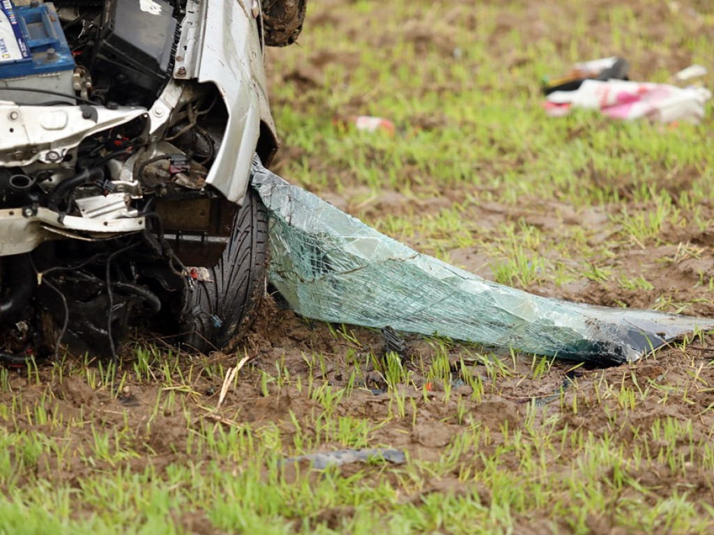 Przysnął za kierownicą. Auto dachowało. Ciężarna kobieta oraz dzieci w szpitalu [ZDJĘCIA]