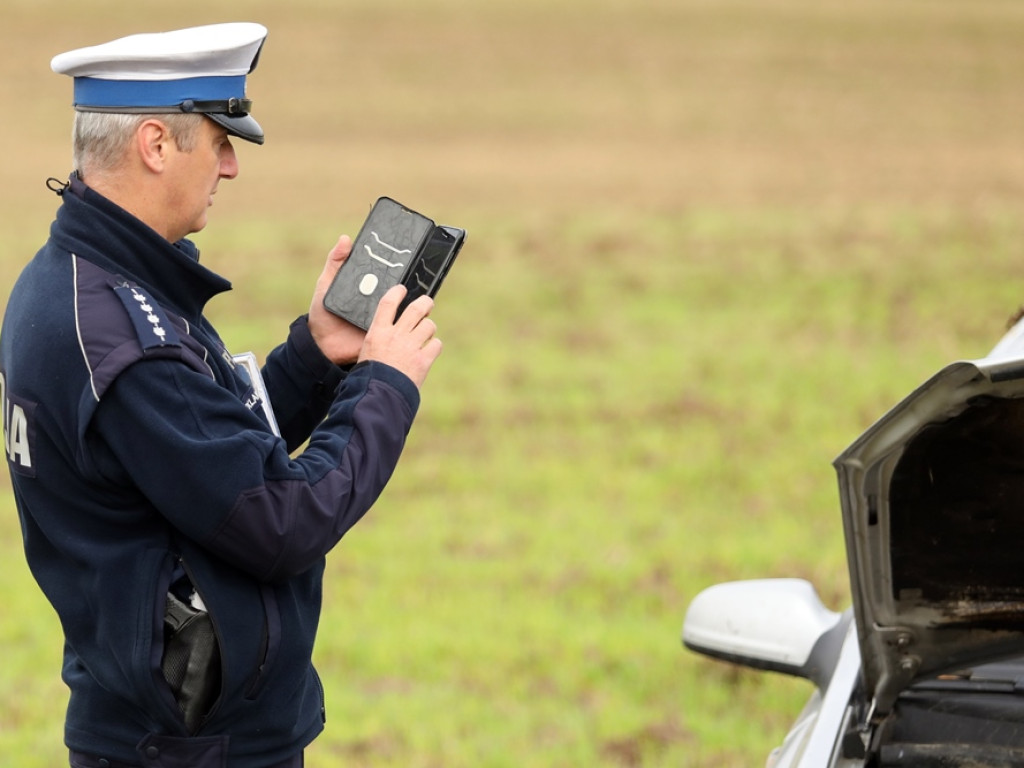 Przysnął za kierownicą. Auto dachowało. Ciężarna kobieta oraz dzieci w szpitalu [ZDJĘCIA]