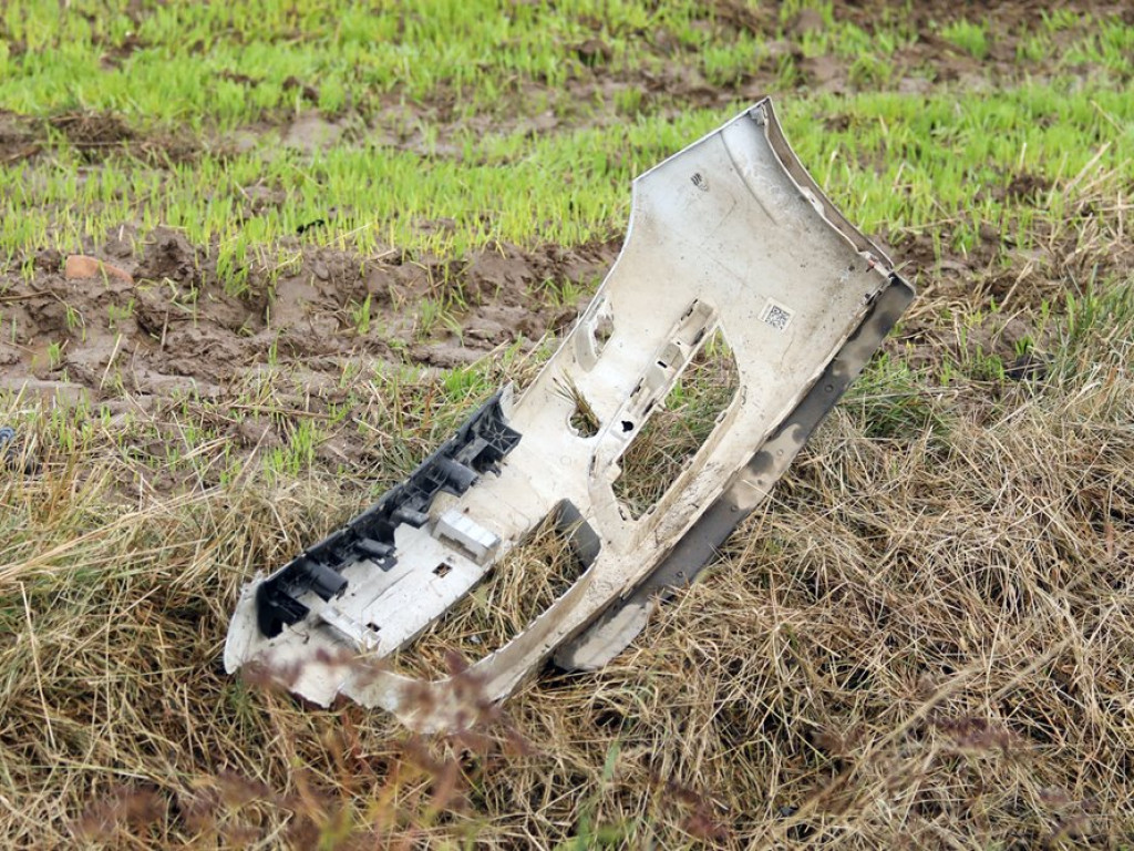 Przysnął za kierownicą. Auto dachowało. Ciężarna kobieta oraz dzieci w szpitalu [ZDJĘCIA]