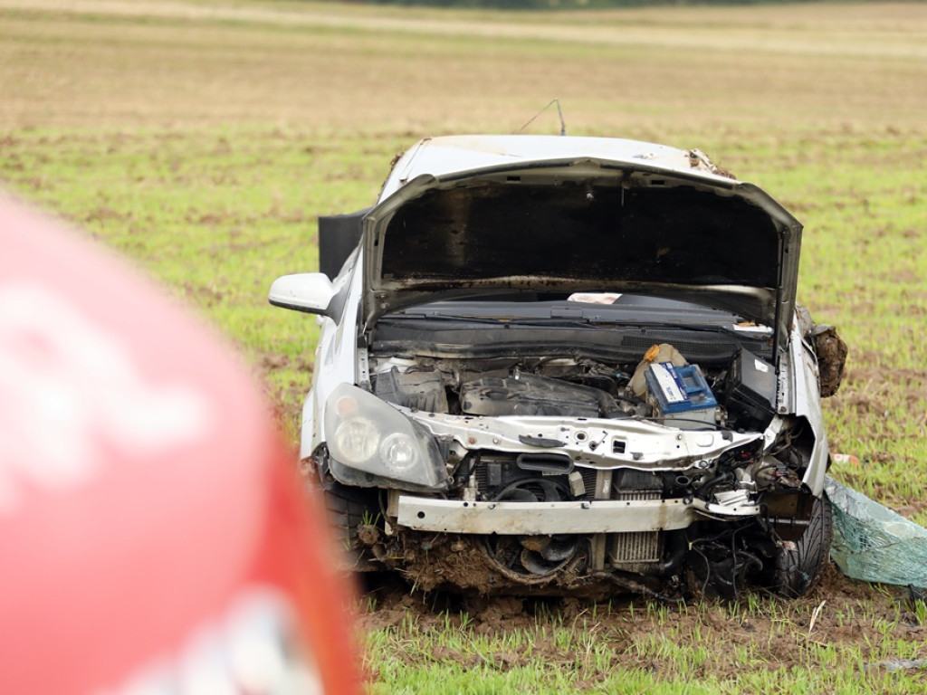 Przysnął za kierownicą. Auto dachowało. Ciężarna kobieta oraz dzieci w szpitalu [ZDJĘCIA]