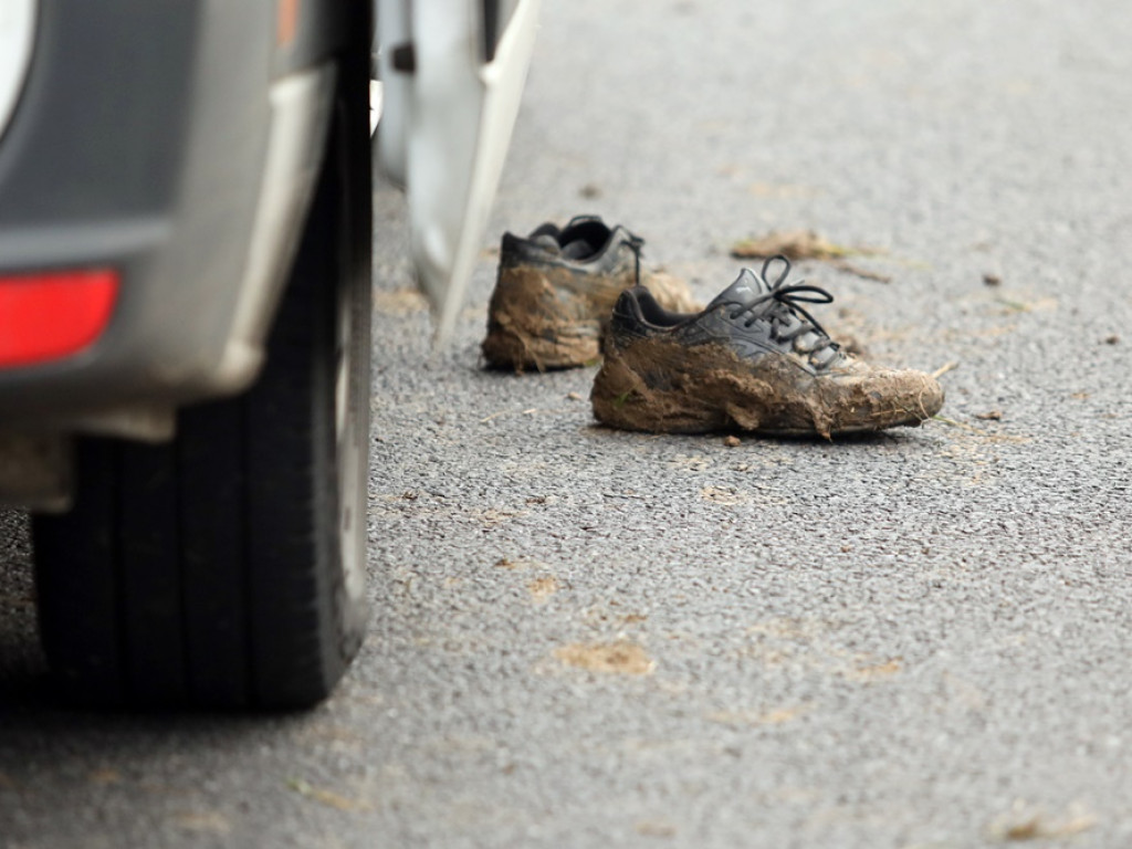 Przysnął za kierownicą. Auto dachowało. Ciężarna kobieta oraz dzieci w szpitalu [ZDJĘCIA]