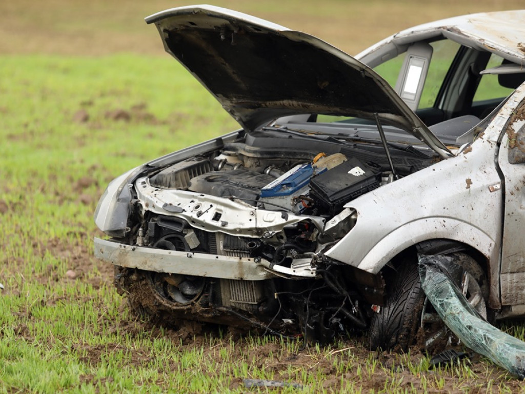 Przysnął za kierownicą. Auto dachowało. Ciężarna kobieta oraz dzieci w szpitalu [ZDJĘCIA]