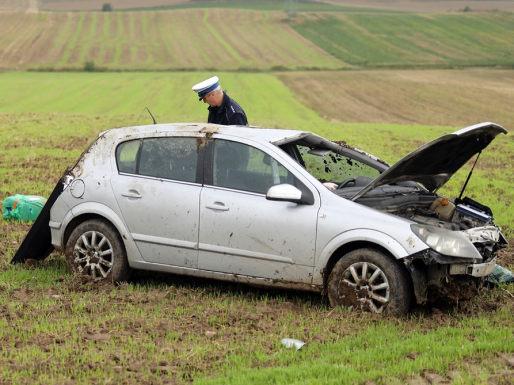 Przysnął za kierownicą. Auto dachowało. Ciężarna kobieta oraz dzieci w szpitalu [ZDJĘCIA]