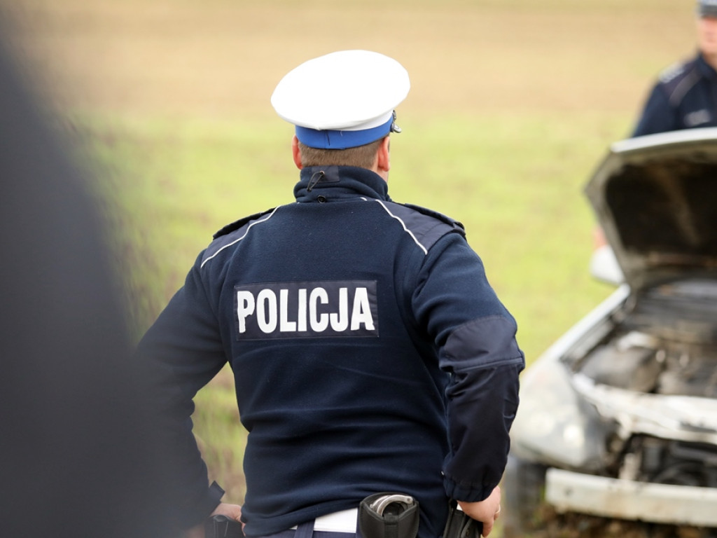 Przysnął za kierownicą. Auto dachowało. Ciężarna kobieta oraz dzieci w szpitalu [ZDJĘCIA]