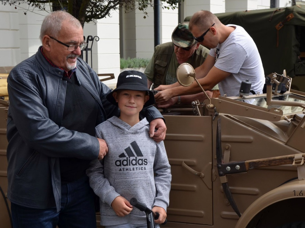 Stare auta na Rynku w Głogowie. Jakby cofnął się czas [ZDJĘCIA]