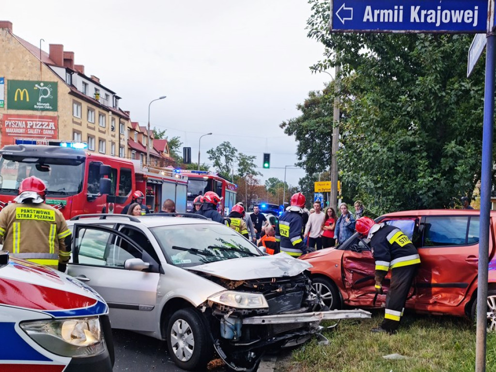Wypadek w centrum miasta. Dwa auta roztrzaskane, są poszkodowani [ZDJĘCIA]