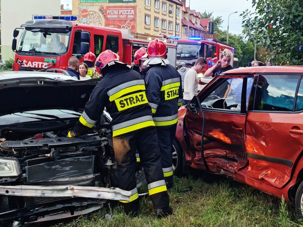 Wypadek w centrum miasta. Dwa auta roztrzaskane, są poszkodowani [ZDJĘCIA]