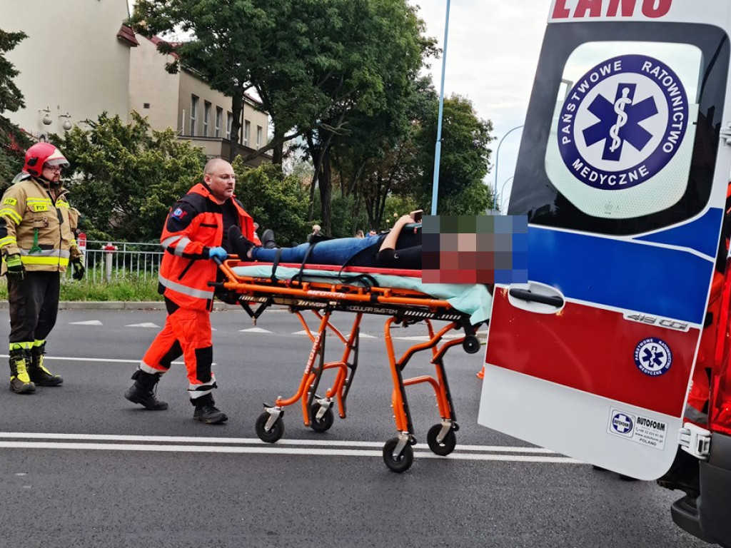 Wypadek w centrum miasta. Dwa auta roztrzaskane, są poszkodowani [ZDJĘCIA]