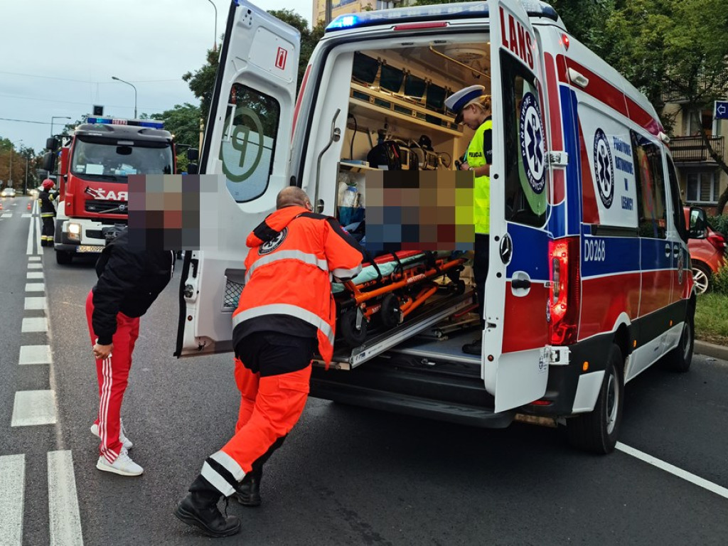 Wypadek w centrum miasta. Dwa auta roztrzaskane, są poszkodowani [ZDJĘCIA]