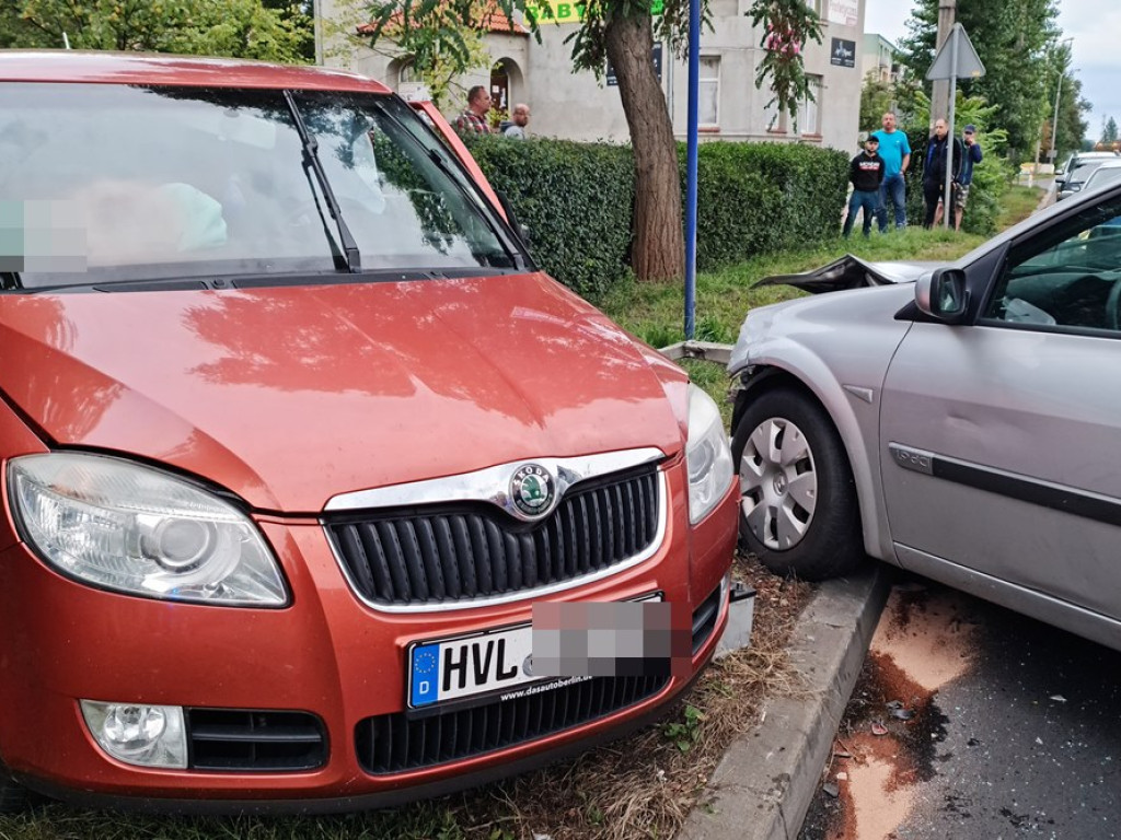 Wypadek w centrum miasta. Dwa auta roztrzaskane, są poszkodowani [ZDJĘCIA]