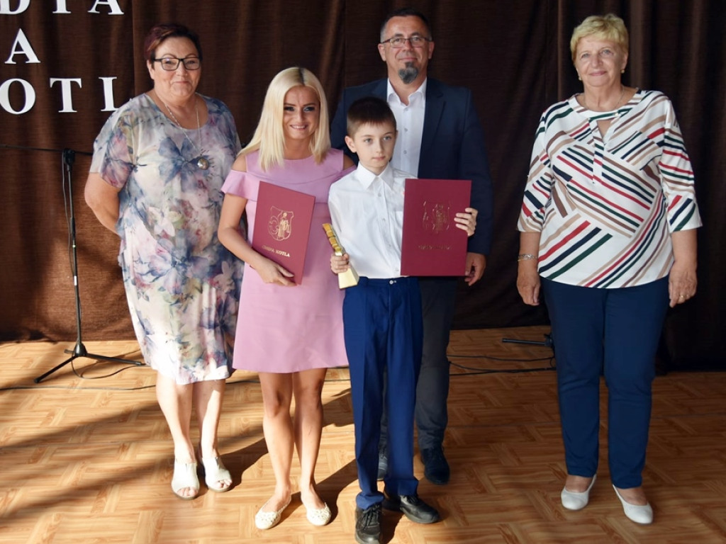 Stypendia rozdane. Po 300 zł dla każdego ucznia