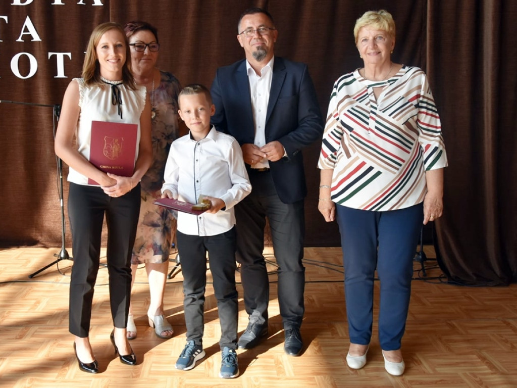 Stypendia rozdane. Po 300 zł dla każdego ucznia