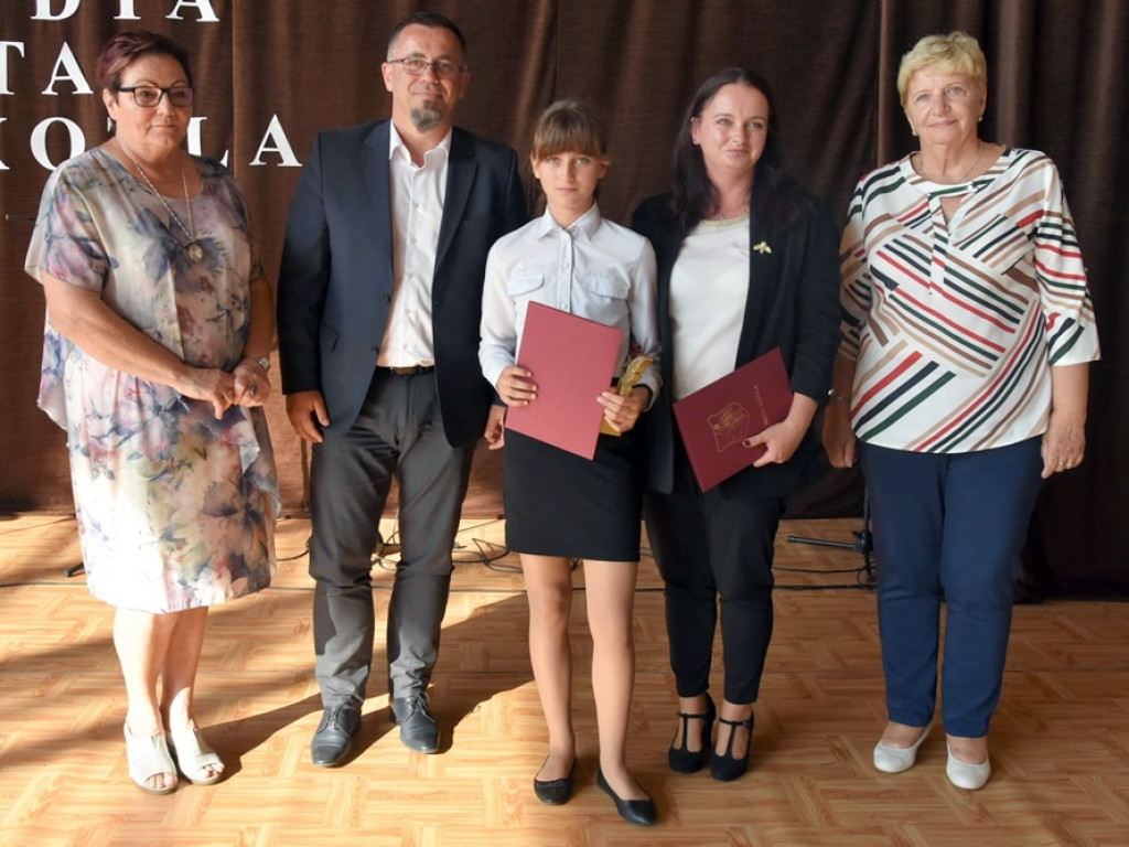 Stypendia rozdane. Po 300 zł dla każdego ucznia