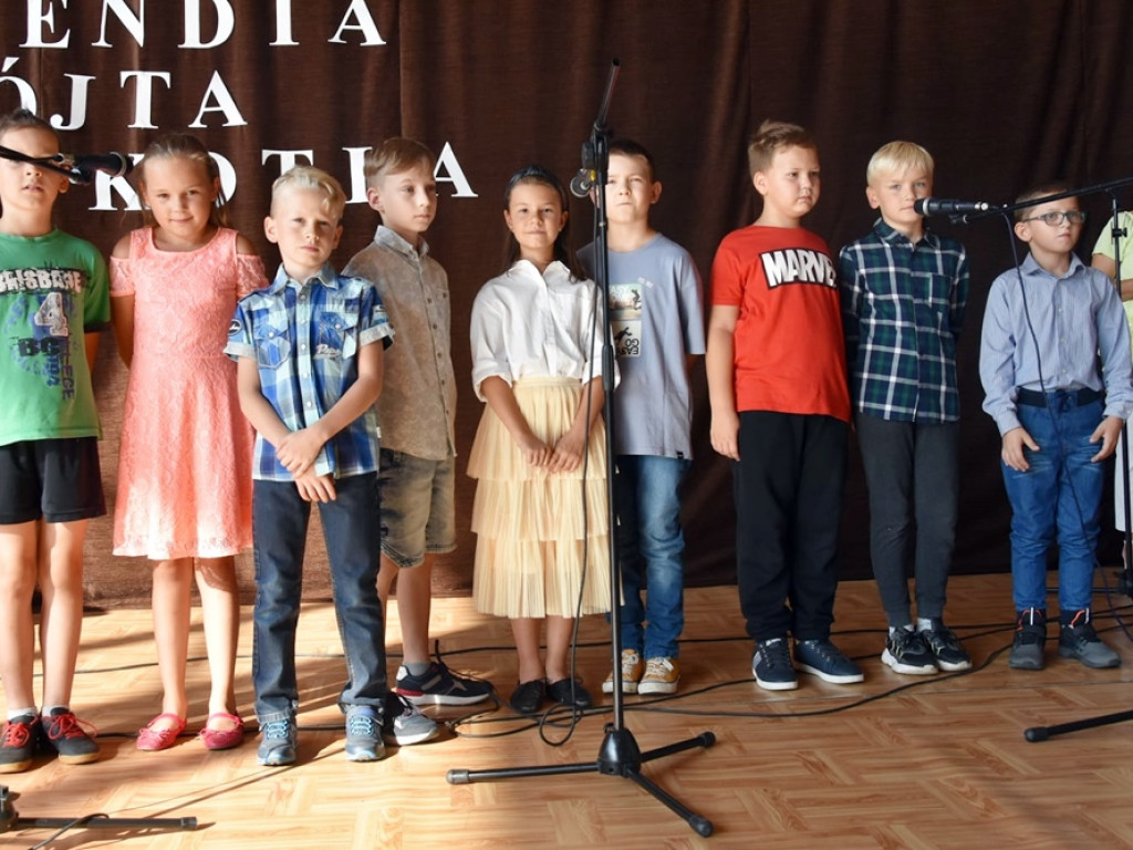 Stypendia rozdane. Po 300 zł dla każdego ucznia