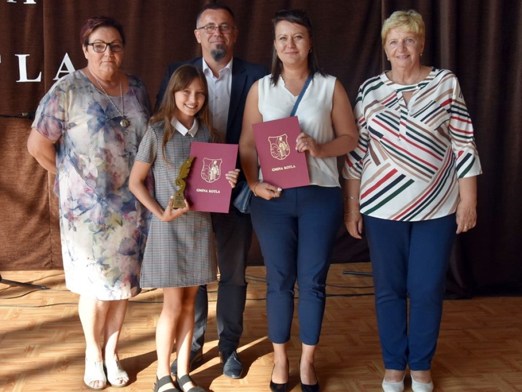 Stypendia rozdane. Po 300 zł dla każdego ucznia