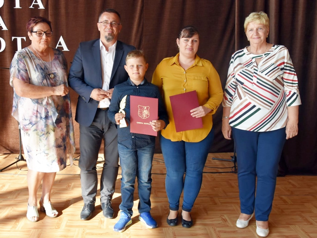 Stypendia rozdane. Po 300 zł dla każdego ucznia