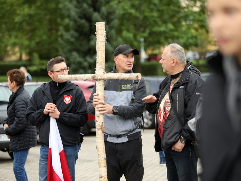 Idą z biało-czerwonymi flagami. I modlą się o Polskę [ZDJĘCIA]