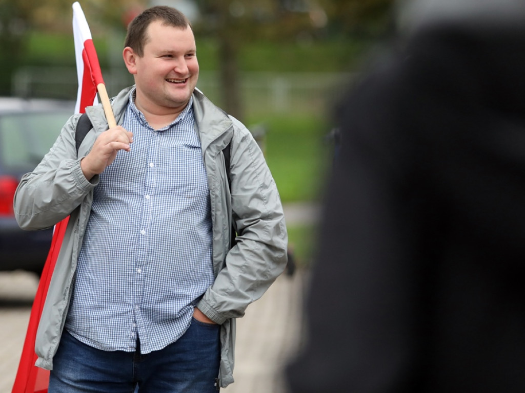 Idą z biało-czerwonymi flagami. I modlą się o Polskę [ZDJĘCIA]