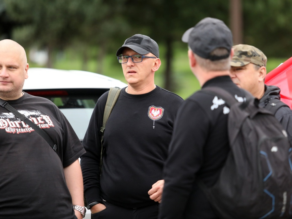 Idą z biało-czerwonymi flagami. I modlą się o Polskę [ZDJĘCIA]