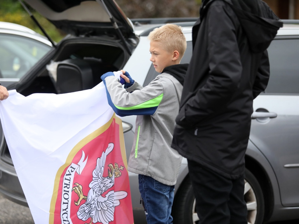 Idą z biało-czerwonymi flagami. I modlą się o Polskę [ZDJĘCIA]