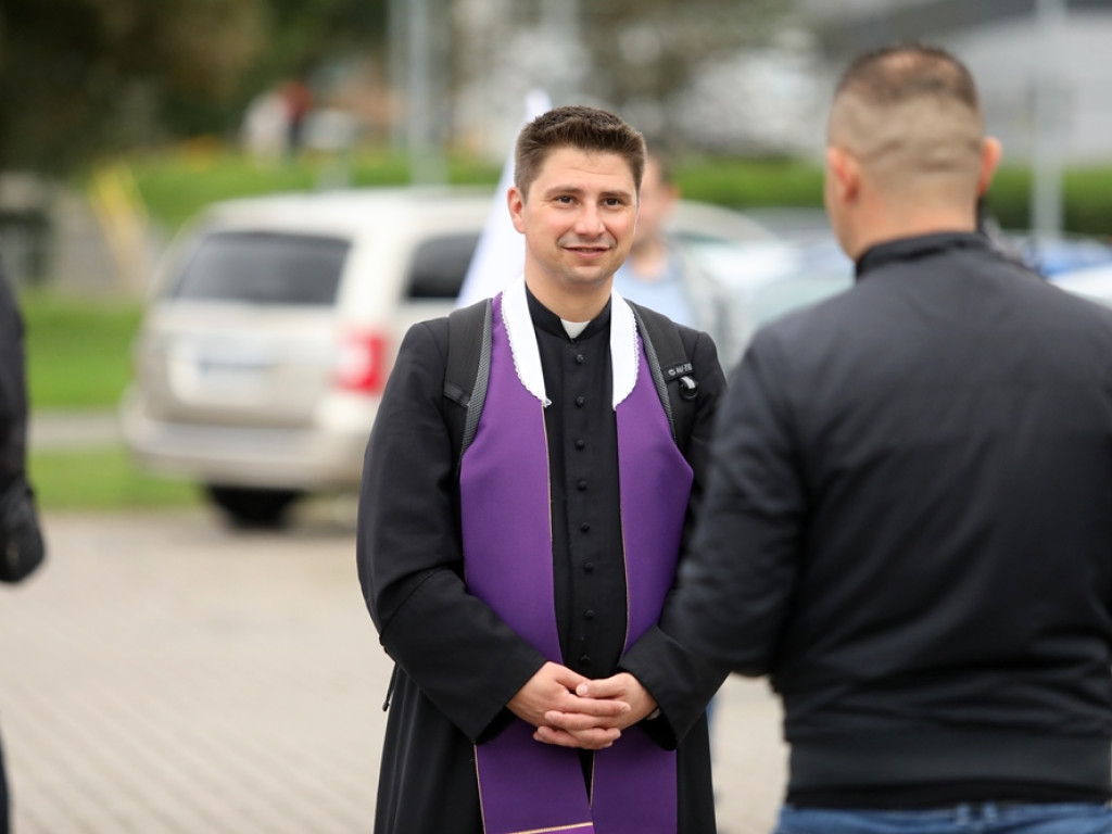 Idą z biało-czerwonymi flagami. I modlą się o Polskę [ZDJĘCIA]