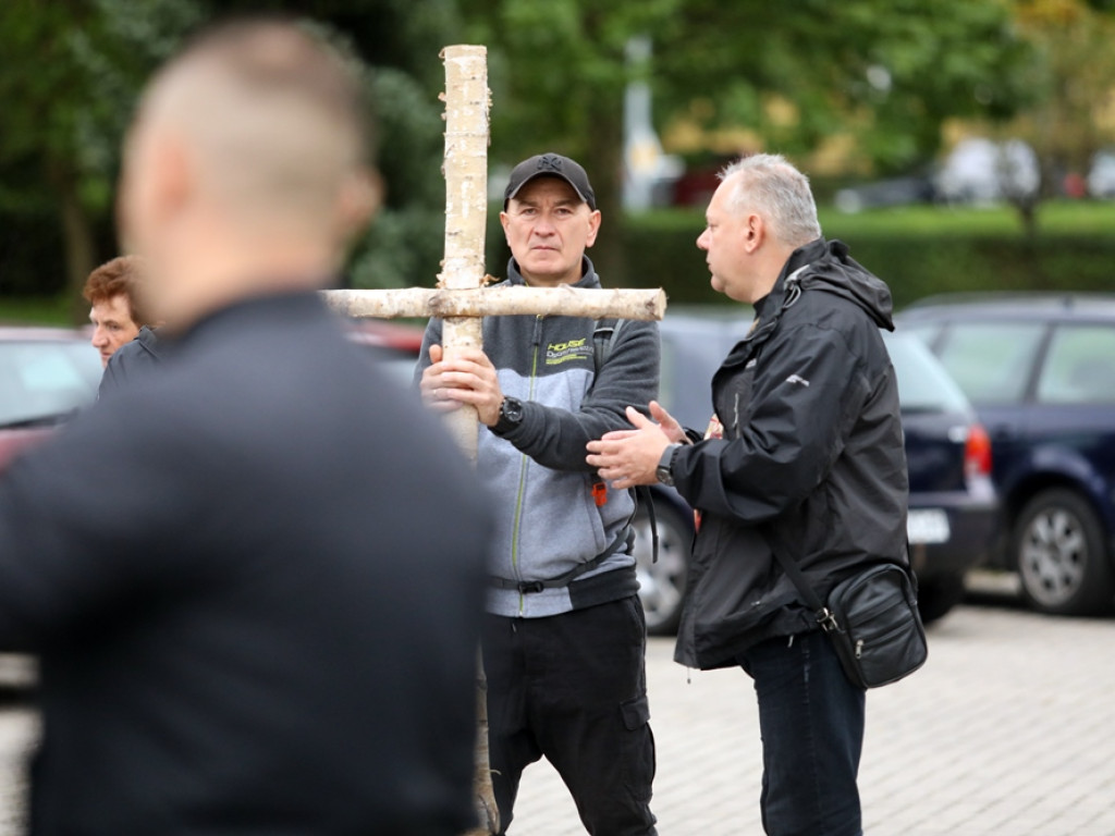 Idą z biało-czerwonymi flagami. I modlą się o Polskę [ZDJĘCIA]