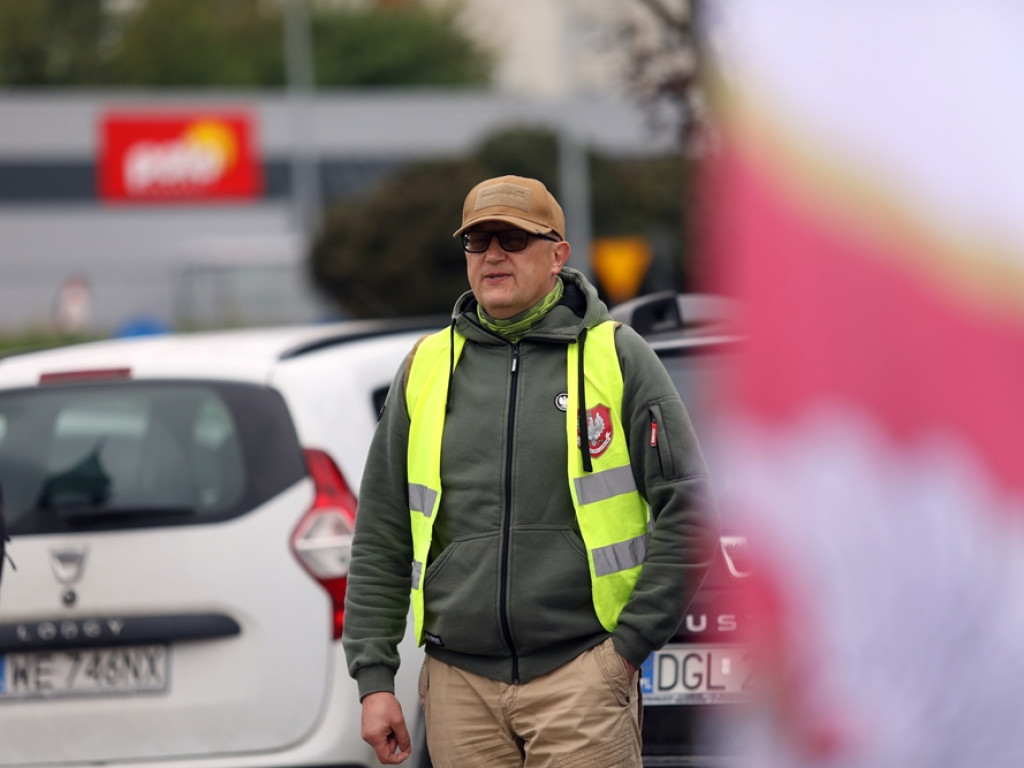 Idą z biało-czerwonymi flagami. I modlą się o Polskę [ZDJĘCIA]