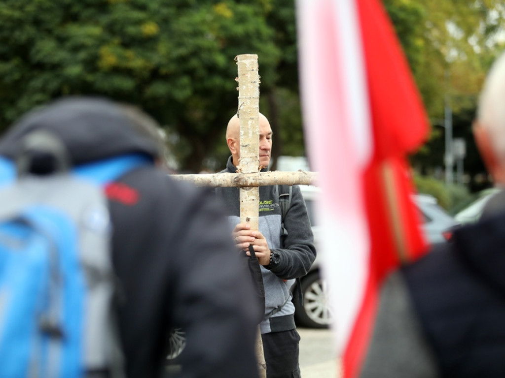 Idą z biało-czerwonymi flagami. I modlą się o Polskę [ZDJĘCIA]