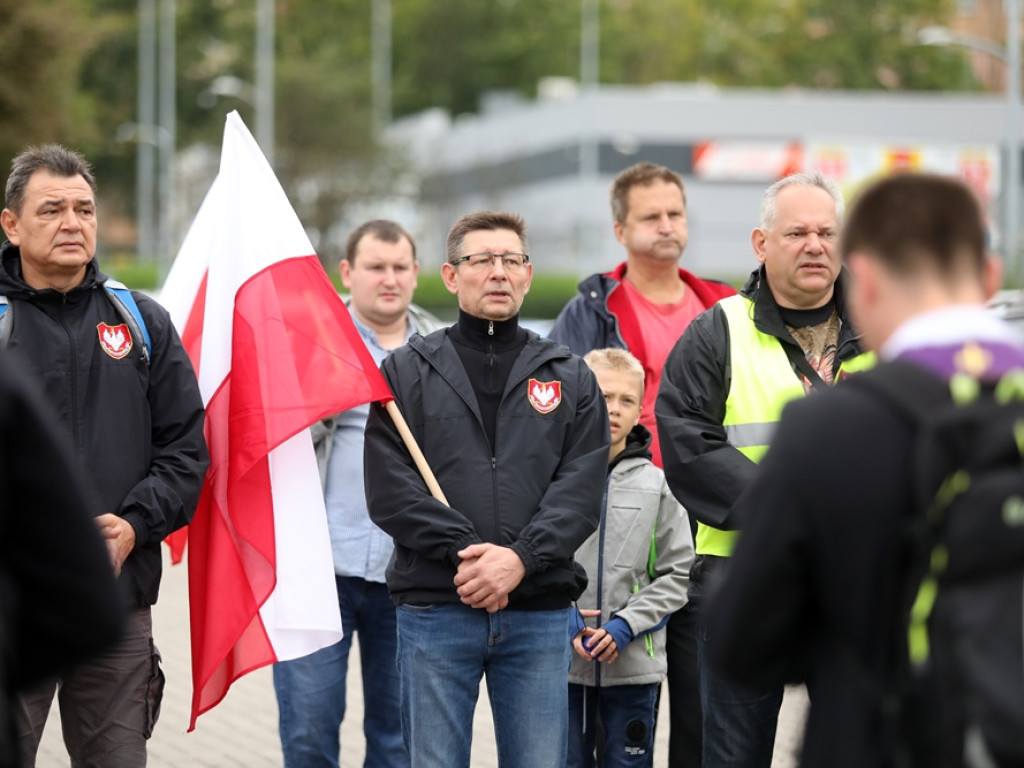 Idą z biało-czerwonymi flagami. I modlą się o Polskę [ZDJĘCIA]