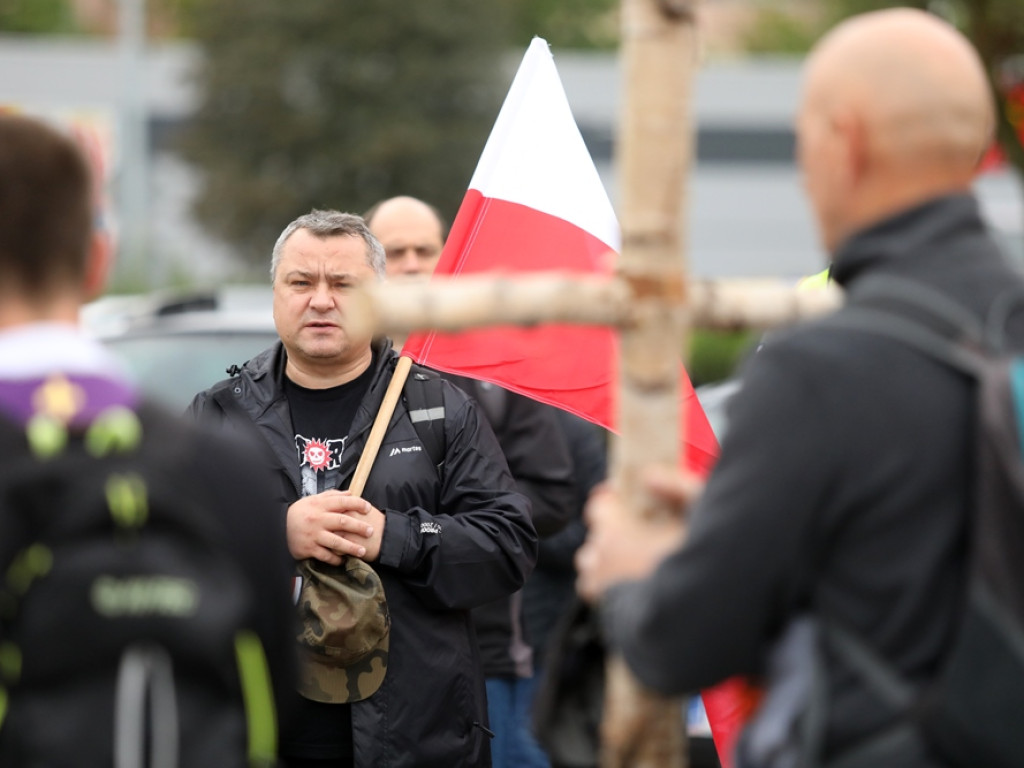 Idą z biało-czerwonymi flagami. I modlą się o Polskę [ZDJĘCIA]