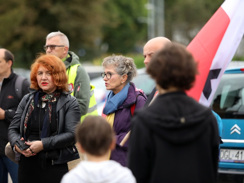 Idą z biało-czerwonymi flagami. I modlą się o Polskę [ZDJĘCIA]