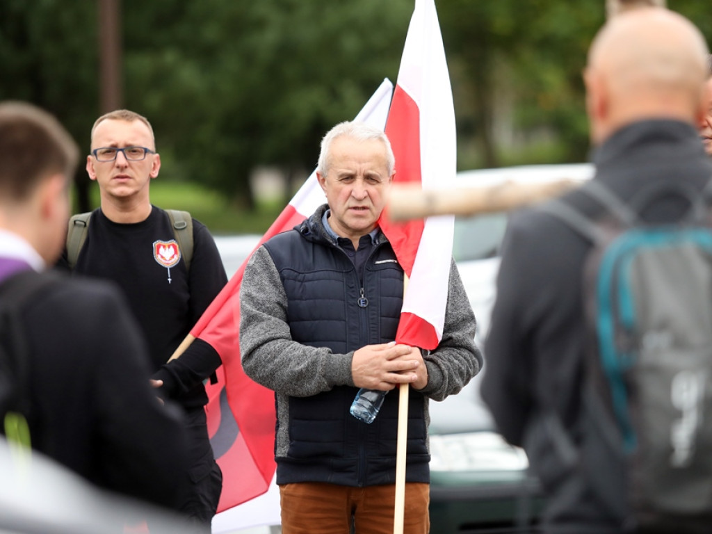 Idą z biało-czerwonymi flagami. I modlą się o Polskę [ZDJĘCIA]