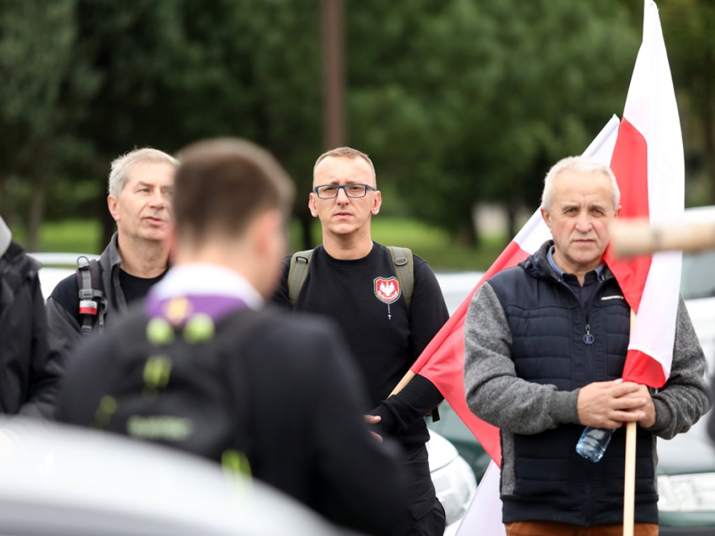 Idą z biało-czerwonymi flagami. I modlą się o Polskę [ZDJĘCIA]