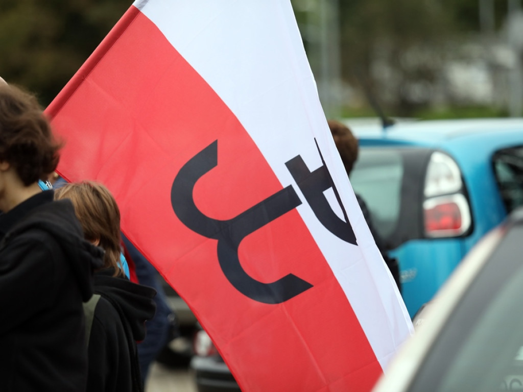 Idą z biało-czerwonymi flagami. I modlą się o Polskę [ZDJĘCIA]